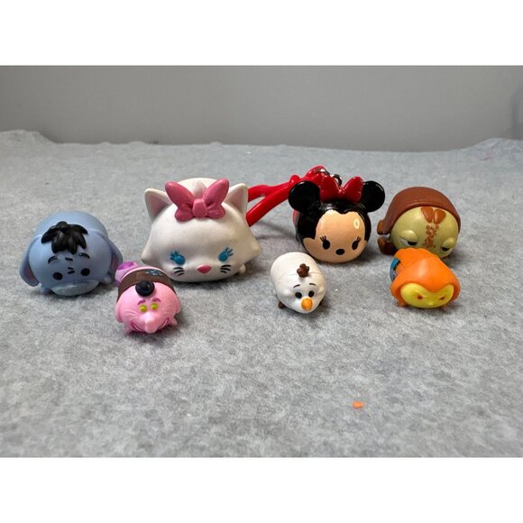 Disney Tsum Tsum Mini Figurines Lot Featuring Eeyore Minnie Olaf & More with Key - Picture 1 of 8